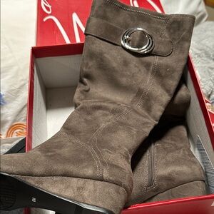 Impo memory foam NIB fossil tau Suede material Women's Boots size 6